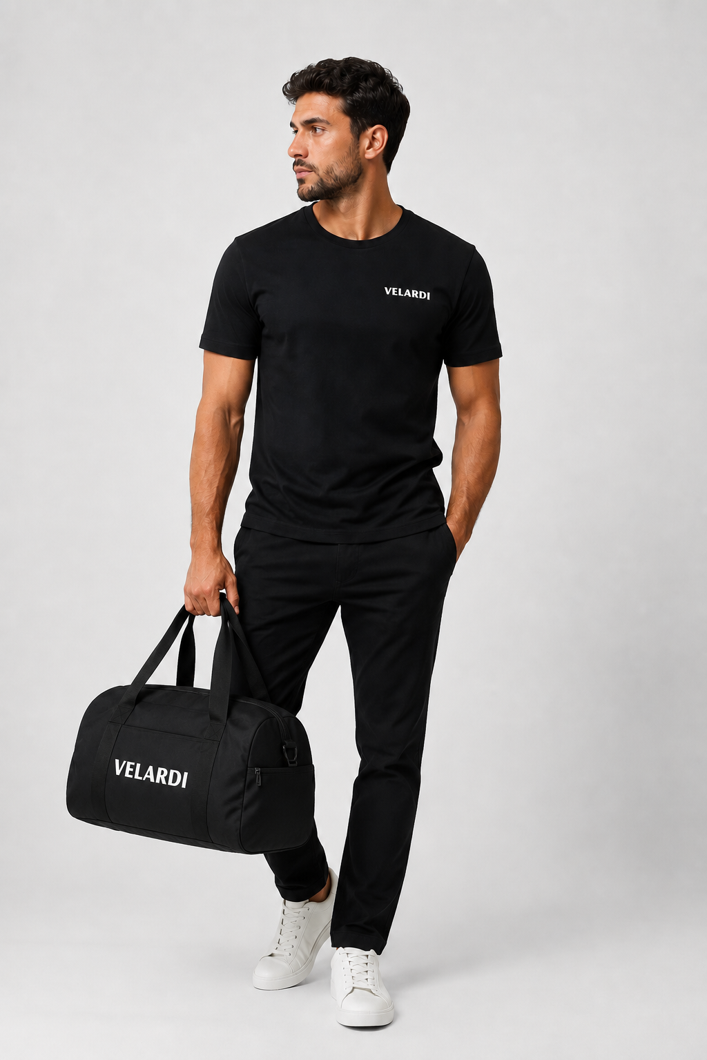 VELARDI — man in zwart t-shirt en broek met VELARDI tas